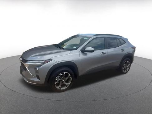 Used 2025 Chevrolet Trax LT w/ LT Convenience Package FWD image 8