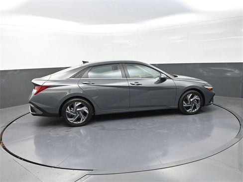 New 2025 Hyundai Elantra Limited image 9