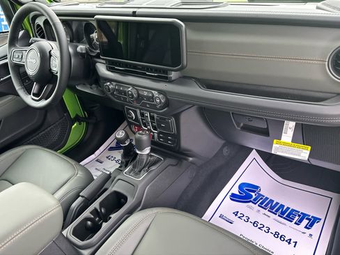 New 2025 Jeep Gladiator Mojave w/ Convenience Group image 16