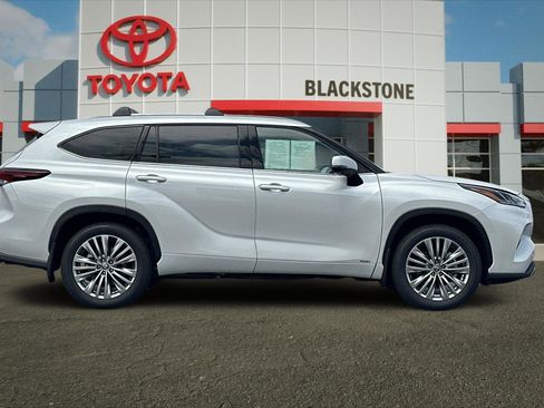 Certified 2026 Toyota Highlander Platinum AWD/4WD image 2
