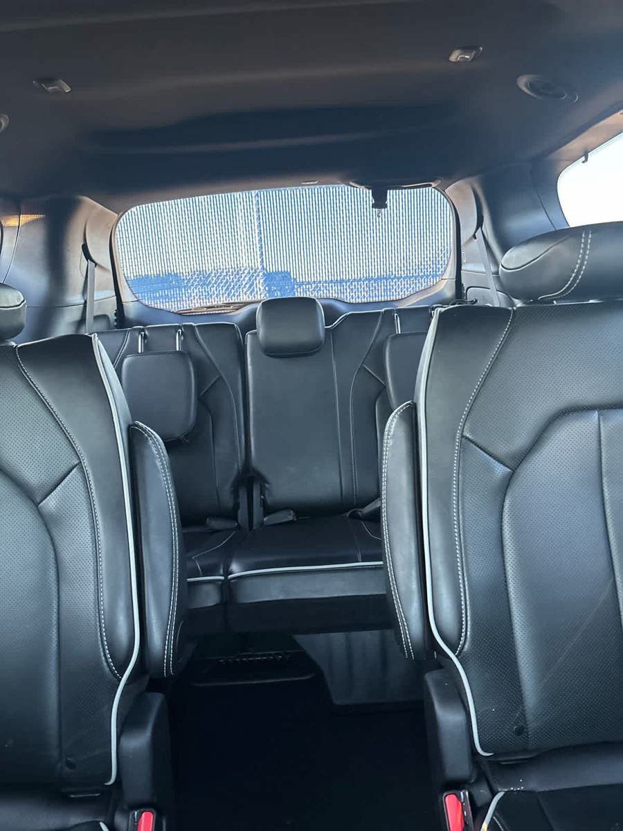 Used 2025 Chrysler Pacifica Limited FWD image 18