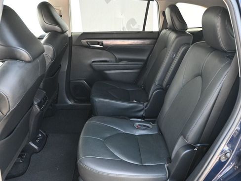 Used 2020 Toyota Highlander Limited FWD image 17