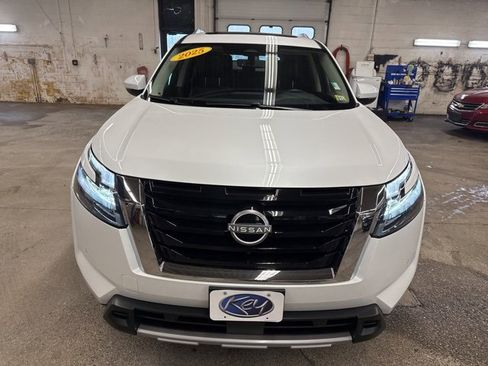Used 2025 Nissan Pathfinder SL w/ SL Premium Package image 2