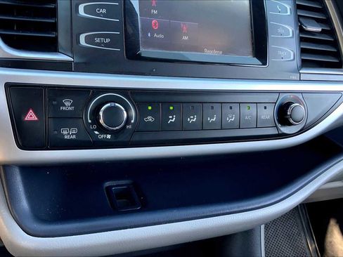 Used 2019 Toyota Highlander LE FWD image 31
