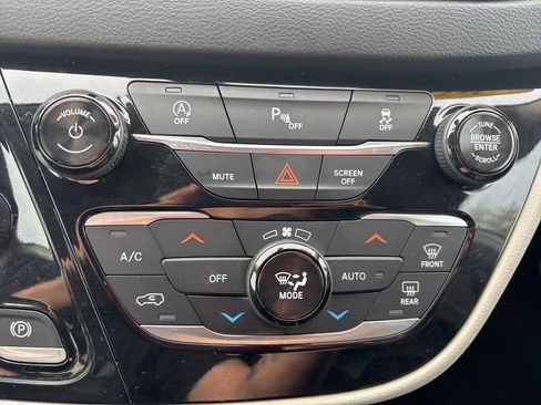 Used 2018 Chrysler Pacifica Touring-L FWD image 26