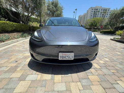 Used 2024 Tesla Model Y Long Range AWD/4WD image 2