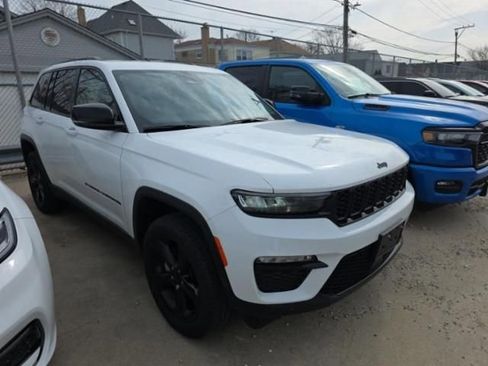Used 2023 Jeep Grand Cherokee Limited w/ Black Appearance Package image 2