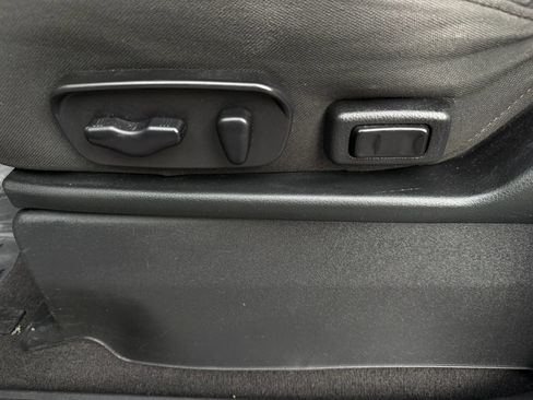 Used 2015 Nissan Titan SV w/ SV Value Truck Package AWD/4WD image 23