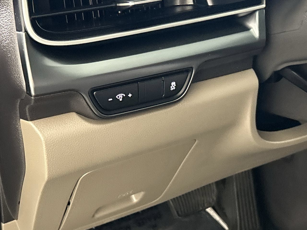 Used 2026 Kia Carnival FWD image 13