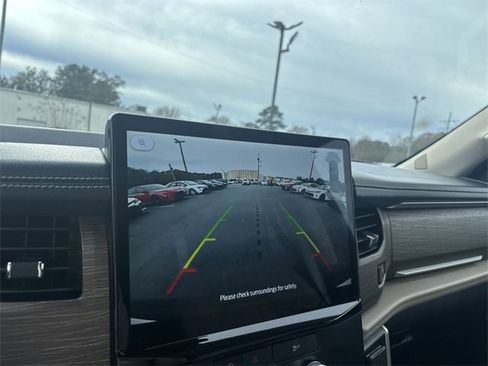 Used 2024 Ford Expedition Limited image 18