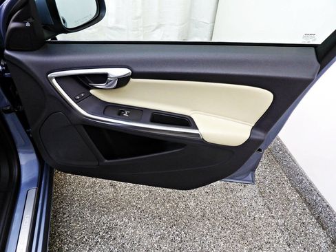 Used 2017 Volvo S60 T5 Inscription image 11