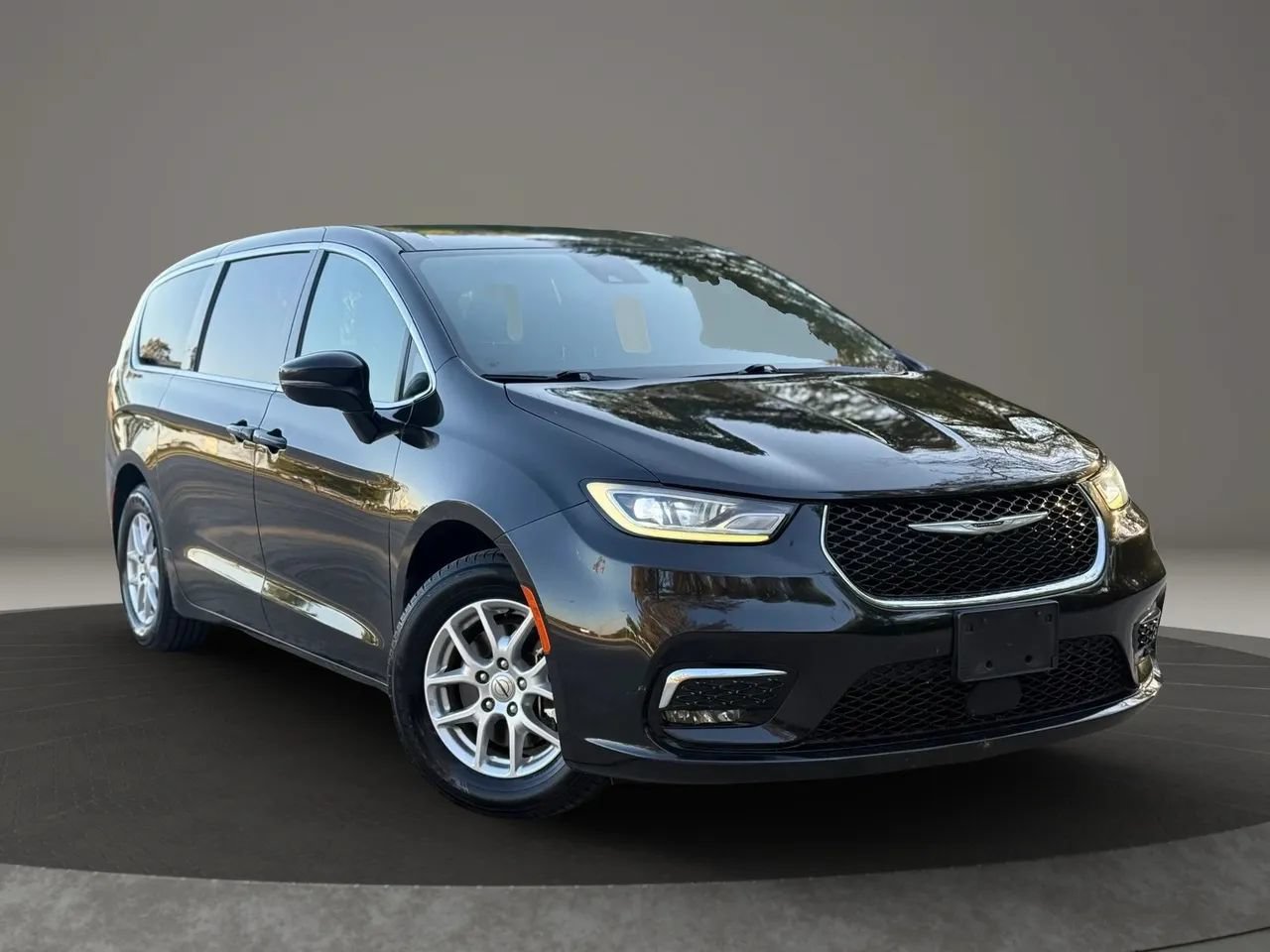 Used 2024 Chrysler Pacifica Touring FWD image 9