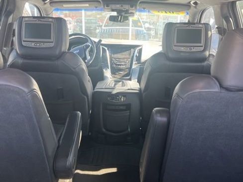 Used 2018 Cadillac Escalade Platinum image 16