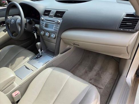 Used 2010 Toyota Camry LE FWD image 19