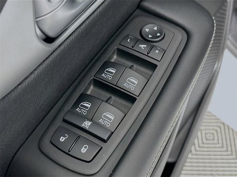 Used 2025 Chrysler Pacifica Limited image 23