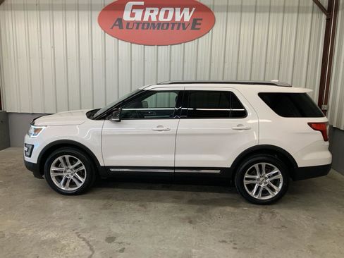 Used 2017 Ford Explorer XLT w/ Equipment Group 202A AWD/4WD image 15