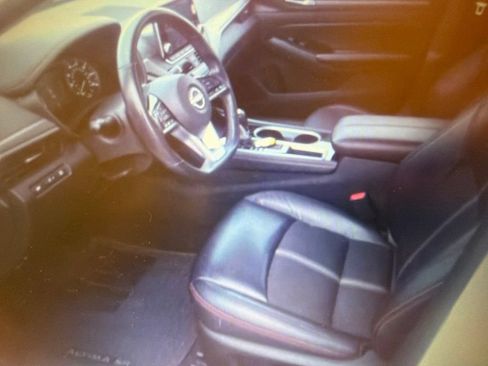Used 2024 Nissan Altima 2.5 SR FWD image 3