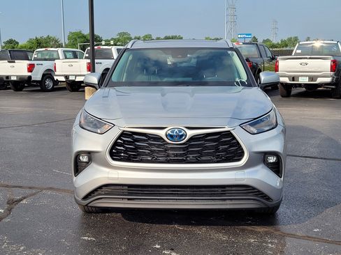 Used 2024 Toyota Highlander XLE AWD/4WD image 9