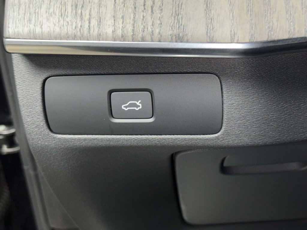 Used 2024 Volvo XC90 B6 Ultimate w/ Protection Package AWD/4WD image 28