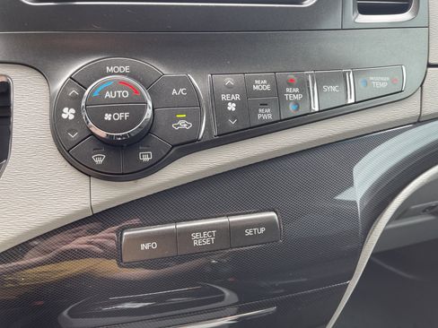 Used 2014 Toyota Sienna SE w/ SE Premium Package w/Entune image 29