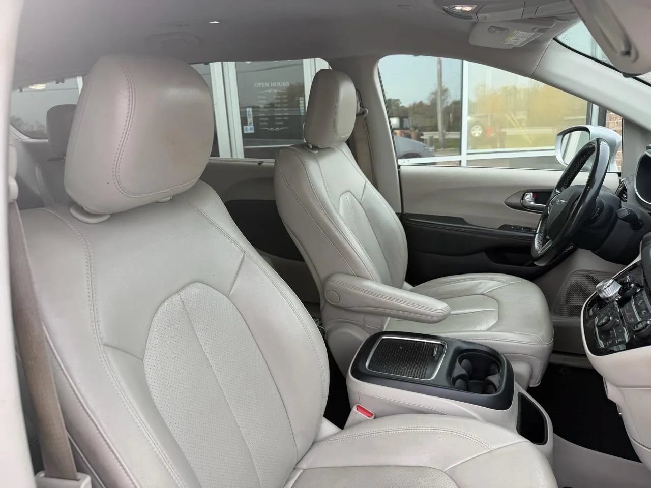 Used 2021 Chrysler Pacifica Touring-L FWD image 15