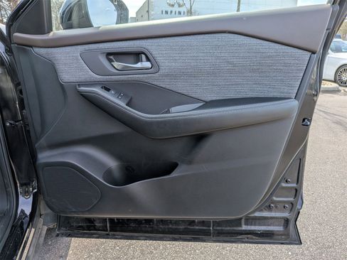 Used 2023 Nissan Rogue SV image 33