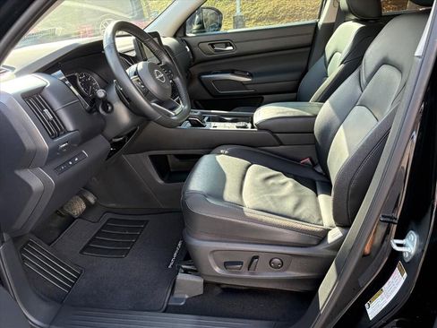 Certified 2025 Nissan Pathfinder SL image 18
