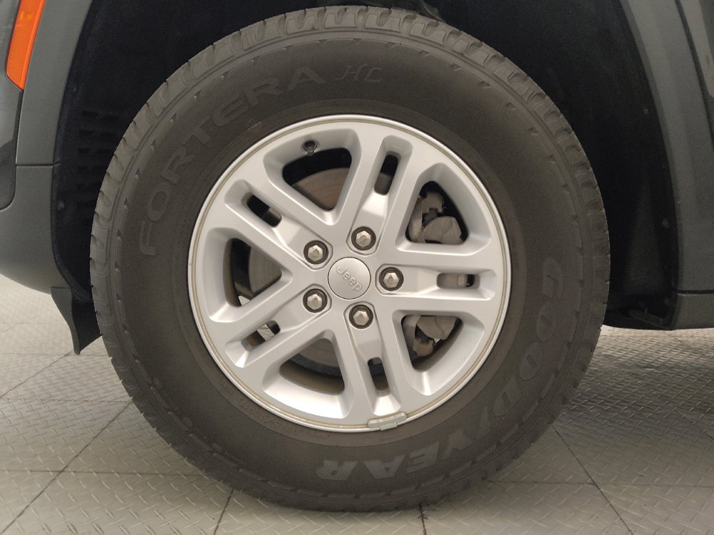Used 2024 Jeep Grand Cherokee Laredo RWD image 31