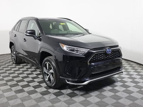 Used 2021 Toyota RAV4 SE image 3