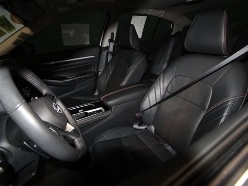 Used 2024 Nissan Altima 2.5 SR w/ SR Premium Package image 4