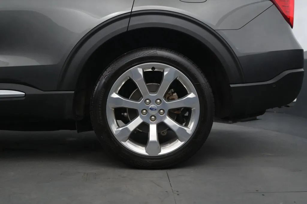 Used 2020 Ford Explorer Platinum w/ Premium Technology Package AWD/4WD image 16