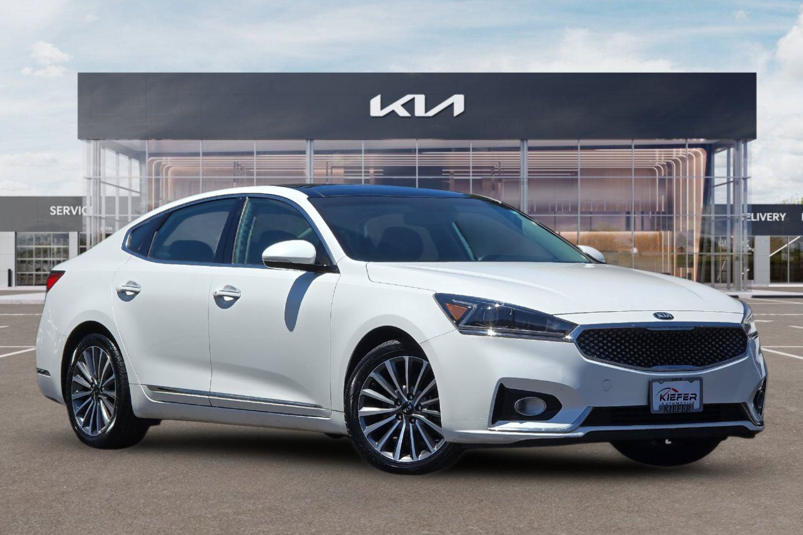 Used 2017 Kia Cadenza Premium w/ Luxury Package FWD image 2