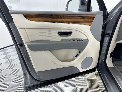 Used 2025 Bentley Bentayga Extended Wheelbase image 14