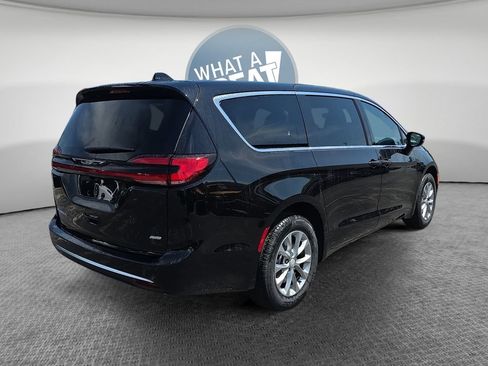 New 2027 Chrysler Pacifica Select AWD/4WD image 3