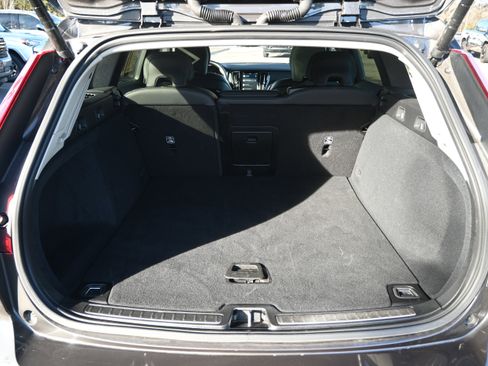 Used 2025 Volvo V60 B5 Cross Country Plus image 12