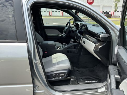 Used 2024 Toyota Tacoma Limited w/ Limited Package (LT) AWD/4WD image 33