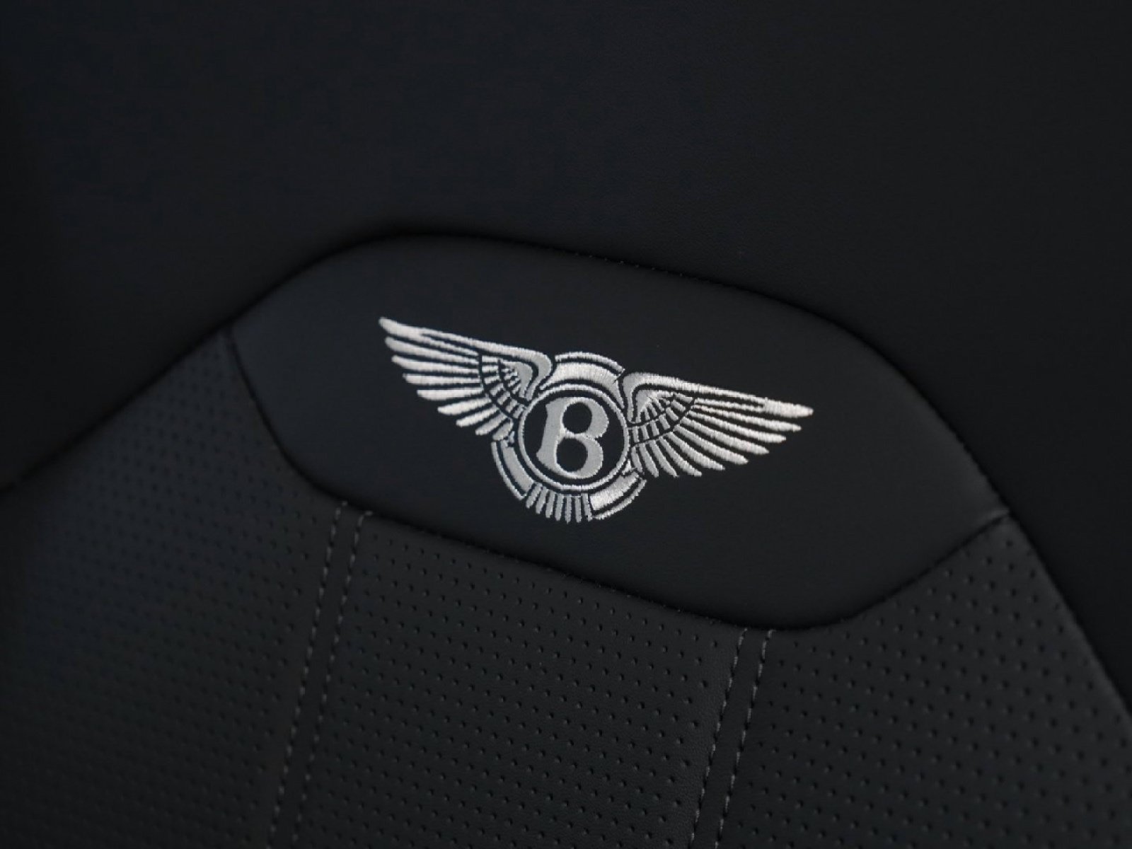 Used 2024 Bentley Bentayga AWD/4WD image 16