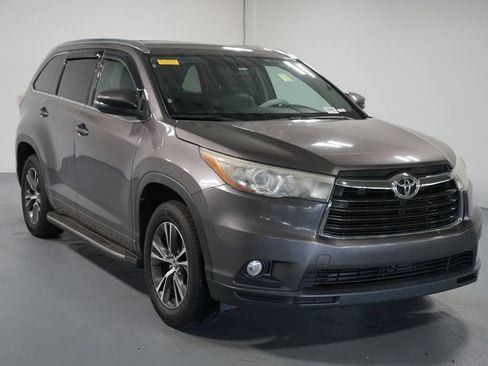 Used 2016 Toyota Highlander XLE FWD image 3
