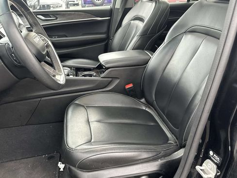 Used 2023 Jeep Grand Cherokee Limited w/ Black Appearance Package AWD/4WD image 18