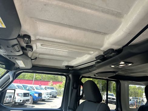 Used 2022 Jeep Wrangler Unlimited Sport AWD/4WD image 32