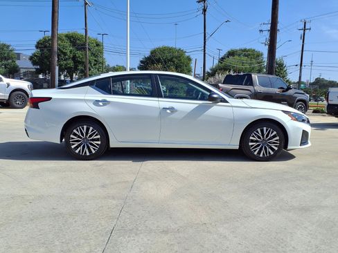 Used 2025 Nissan Altima 2.5 SV FWD image 4
