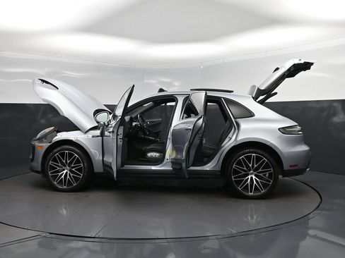 Used 2023 Porsche Macan AWD/4WD image 46