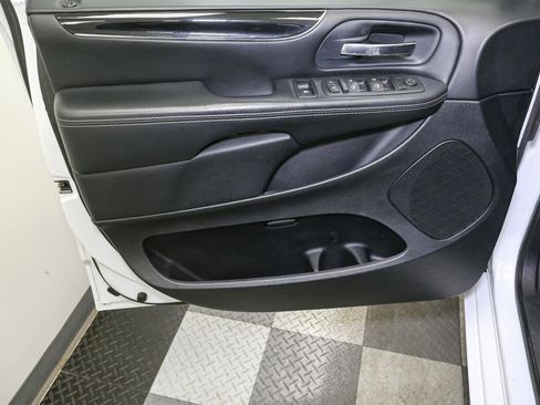 Used 2016 Dodge Grand Caravan SE image 30