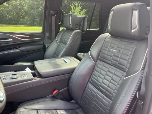 Used 2023 Cadillac Escalade Sport Platinum w/ Heavy-Duty Trailer Package AWD/4WD image 17