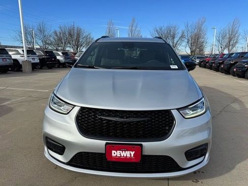 New 2026 Chrysler Pacifica Select AWD/4WD image 2
