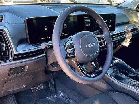 Used 2025 Kia Sorento LX image 16