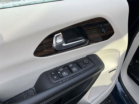 Used 2022 Chrysler Pacifica Limited image 18