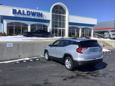 Used 2022 GMC Terrain SLE w/ Driver Convenience Package image 5