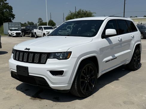 Used 2018 Jeep Grand Cherokee Altitude RWD image 9