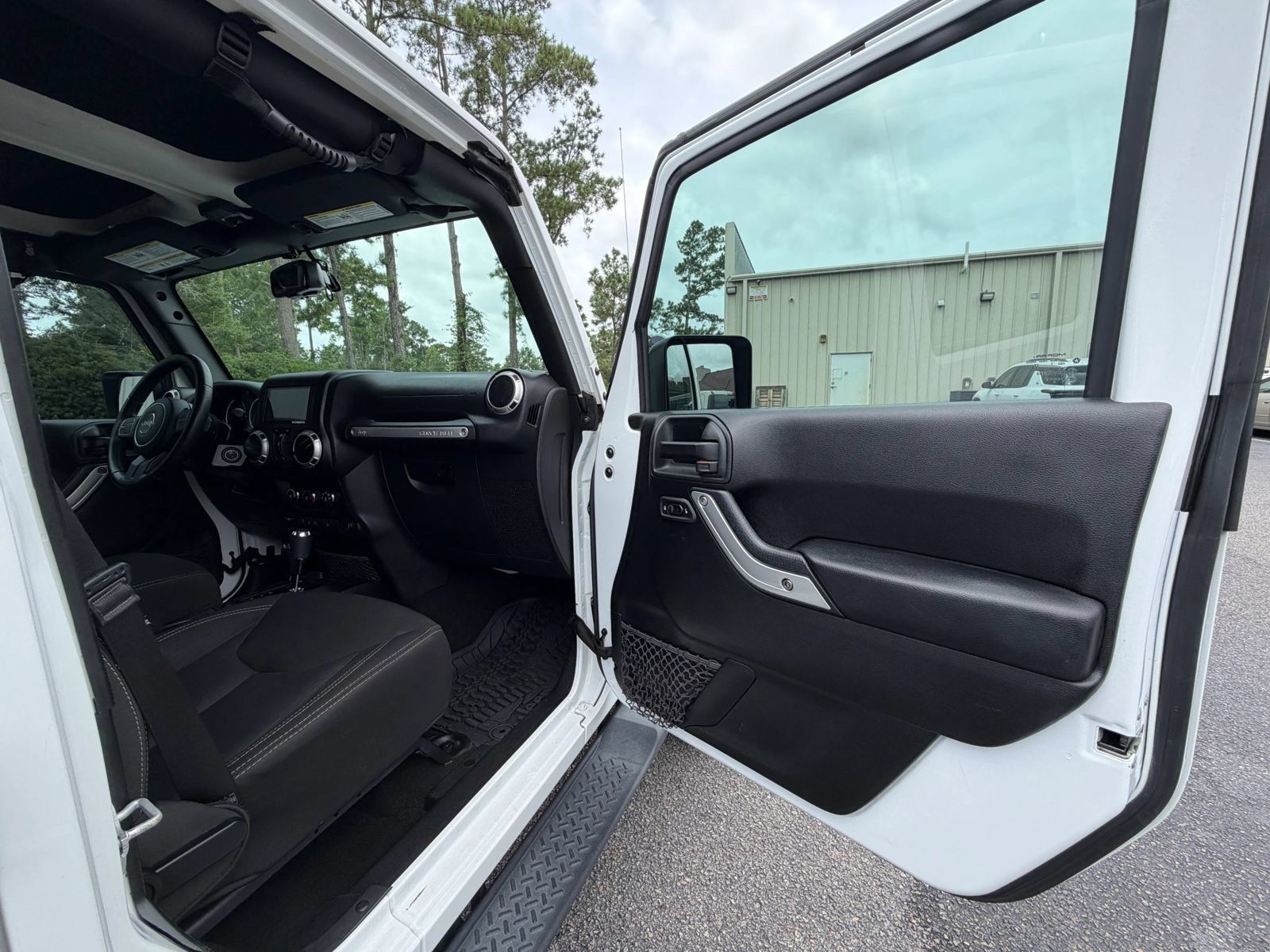 Used 2018 Jeep Wrangler Unlimited Sahara AWD/4WD image 16